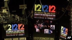 ປ້າຍ "12-12-12" ຂອງການສະແດງດົນຕີການກຸສົນ ທີ່ Madison Square Garden ໃນນະຄອນ New York