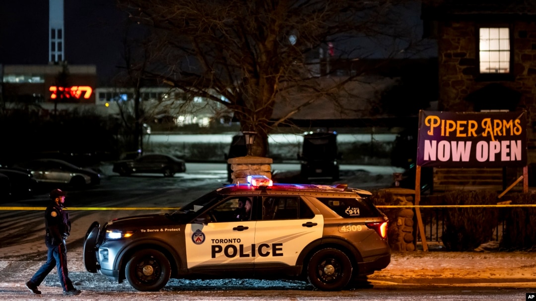 La policía de Toronto investiga un tiroteo en el pub Piper Arms, cerca del centro comercial Scarborough Town Centre, en Toronto, el sábado 8 de marzo de 2025. (Christopher Katsarov/The Canadian Press vía AP)