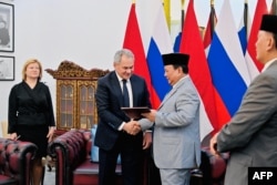 Sekretaris Dewan Keamanan Rusia Sergei Shoigu (kedua dari kiri), bertemu dengan Presiden Indonesia Prabowo Subianto (kedua dari kanan) di Istana Kepresidenan, Jakarta, 25 Februari 2025. (Foto: Selebaran / ISTANA PRESIDEN INDONESIA/AFP)