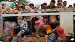 Cambodian migrant workers get off a Thai truck upon their arrival from Thailand at a Cambodia-Thailand's international border gate in Poipet, Cambodia, June 17, 2014.