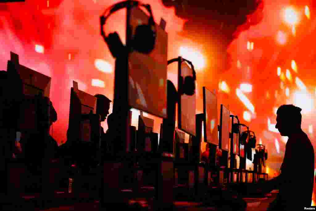 Attendees test out new games during the opening day of E3, the annual video games expo revealing the latest in gaming software and hardware in Los Angeles, California, June 11, 2019.