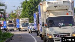 Los 14 camiones con dosis de vacunas contra COVID-19 donadas por El Salvador en camino hacia la aduana “El Poy”, en el occidente de Honduras. Foto cortesía de Gobierno El Salvador. [Fotos: Cortesía del Gobierno de El Salvador]
