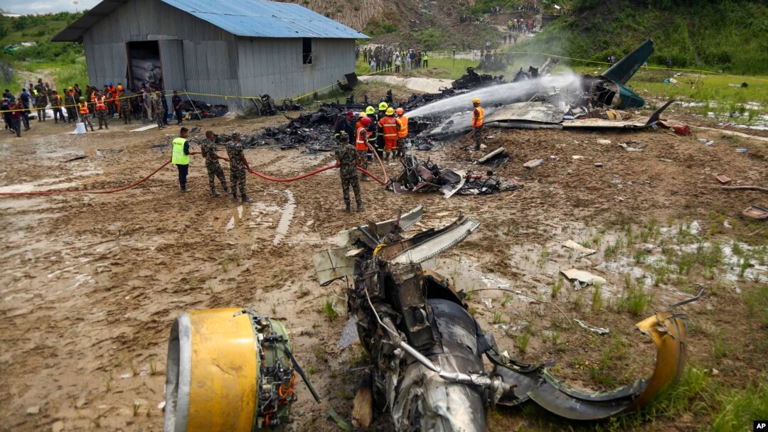 一架隶属于索里亚航空公司(Saurya Airlines)的国内飞机在从尼泊尔加德满都国际机场起飞后不久坠毁,照片显示消防员正在灭火。(2024年7月24日)