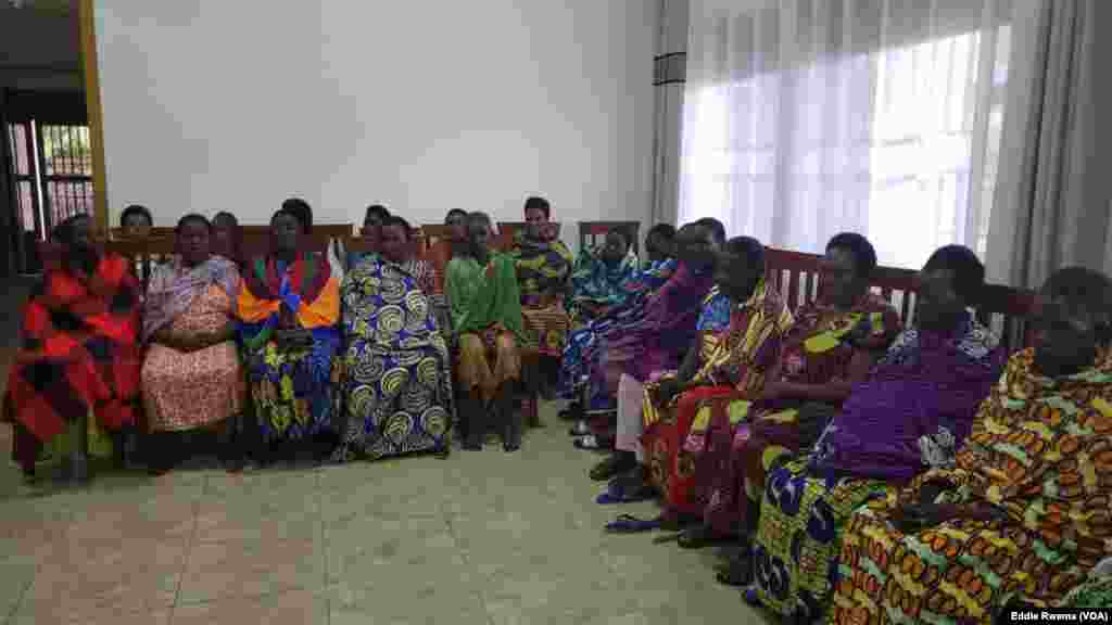 Bamwe mu babyeyi bagizwe incike na jenoside&nbsp;batuye mu nzu yabagenewe iri mu karere ka Bugesera mu ntara y&#39;uburasirazuba bw&#39;u Rwanda mu kiganiro n&#39;umunyamakuru w&#39;Ijwi ry&#39;Amerika Eddie Rwema