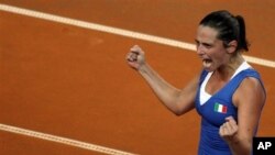 Roberta Vinci berteriak senang setelah mengalahkan Samantha Stosur 6-2, 6-4 (foto: Dok).