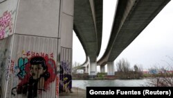 Jembatan A15 dan Sungai Seine setelah penemuan jenazah siswi berusia 14 tahun yang ditemukan tenggelam di Argenteuil, pinggiran Paris, Perancis, 11 Maret 2021. (Foto: Gonzalo Fuentes/Reuters)