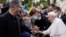 El papa Francisco saluda a un grupo de fieles durante una visita a una escuela católica en Atenas, Grecia, el 6 de diciembre de 2021.