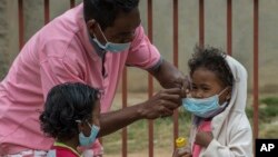 Des masques pour protéger les enfants dans une école d'Antananarivo, Madagascar, le 3 octobre 2017. 