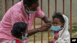 Des masques sont donnés aux enfants à cause de l'épidémie de peste à Antananarivo, Madagascar, le 3 octobre 2017. 