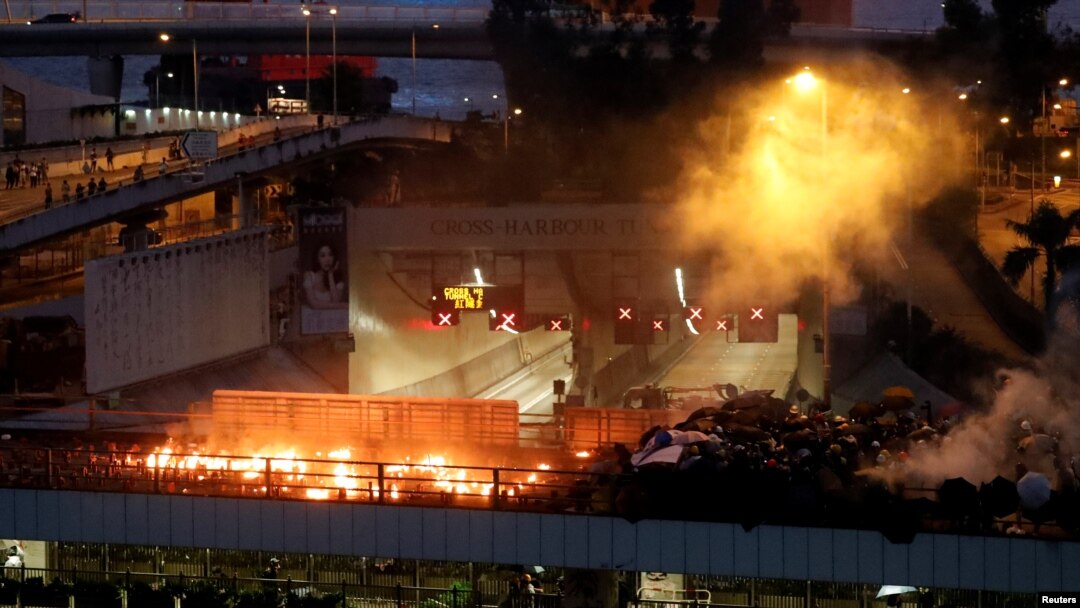 香港抗議者和警方星期天（11月17日）在理工大學外爆發激烈衝突。