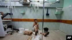 Beyt Lahiya'da acil serviste bekleyen bir Filistinli çocuk