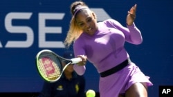 La superstar américaine du tennis Serena Williams, lors des championnats de tennis de l'US Open, le vendredi 30 août 2019, à New York. (AP Photo/Sarah Stier)