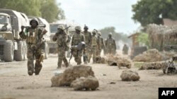 Soldados da AMISOM em patrulha em Golweyene onde se deram os assassinatos
