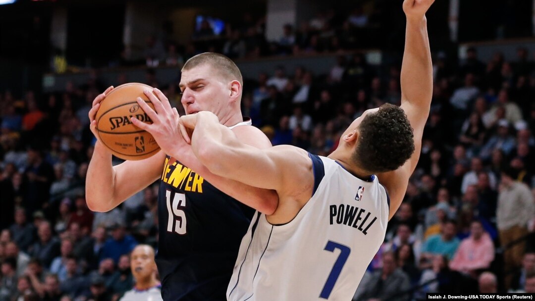 Nikola Jokić u duelu sa košarkašem Dalasa Dvajtom Pauelom (Foto: Reuters/Isaiah J. Downing-USA TODAY Sports) 