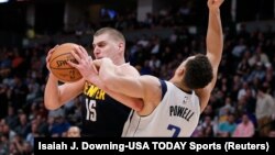 Nikola Jokić u duelu sa košarkašem Dalasa Dvajtom Pauelom (Foto: Reuters/Isaiah J. Downing-USA TODAY Sports) 