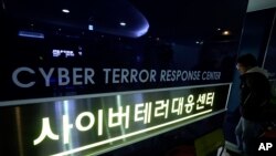 Seorang pria berjalan melewati di samping tanda Cyber Terror Response Center di National Police Agency di Seoul, Korea Selatan, Kamis, 21 Maret 2013. (Foto: AP/Lee Jin-man)