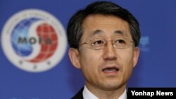 조태영 한국 외교부 대변인이 11일 외교부 청사에서 열린 정례브리핑에서 한반도 비핵화문제 등에 대한 취재진의 질문에 답변하고 있다. 