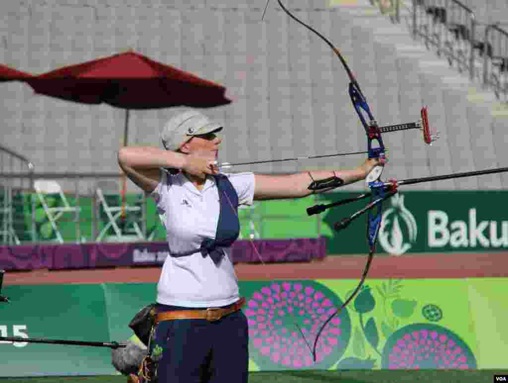 Kamandan oxatma (Tofiq Bəhramov adına Respublika Stadionu)