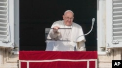 El pontífice de 87 años pronuncia la oración del Angelus desde la ventana de su estudio que da hacia la Plaza de San Pedro, el domingo 14 de enero de 2023 en el Vaticano.