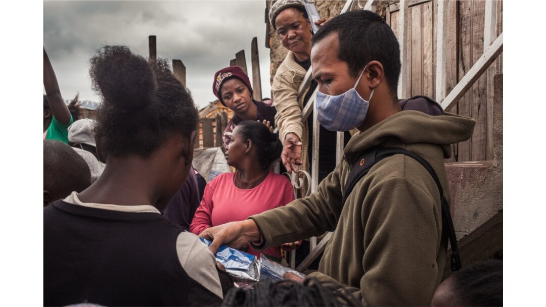 Desde el 21 de abril de 2020, los 15 voluntarios de Le Cameléon han decidido ayudar a las familias más pobres del distrito de Anjezika.