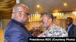 Kitenge Yesu (d) na président Félix Tshisekedi na Kinshasa, 2021. (Présidence RDC)