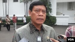 Menkopolhukam Tedjo Edy Purdijanto Kamis (4/12) di Kantor Presiden Jakarta memastikan pemerintah Indonesia tetap menjalankan politik dialog Jakarta – Papua dalam penyelesaian masalah gangguan keamanan (foto: VOA/Andylala).