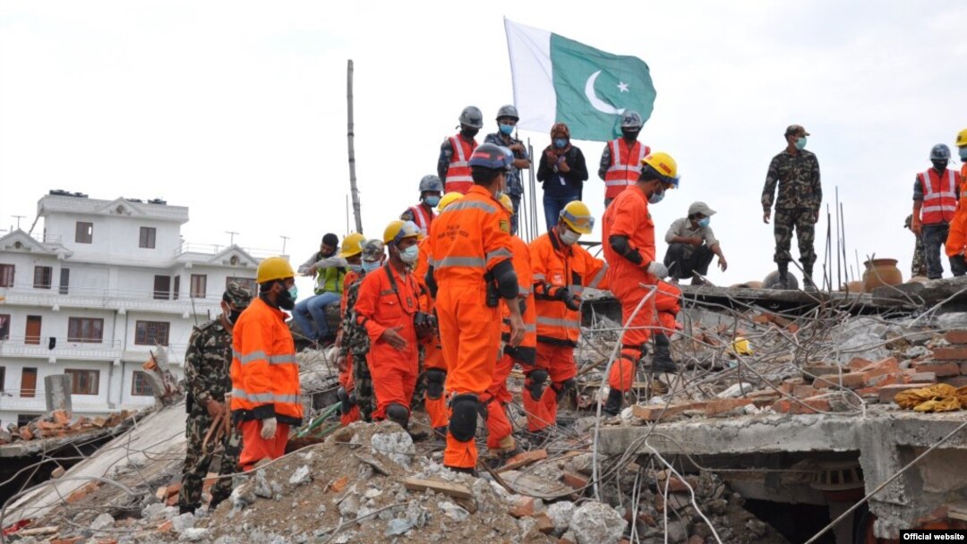 Dokter-dokter Pakistan dan tim SAR berupaya menyelamatkan para korban gempa di Nepal (Foto: dok).