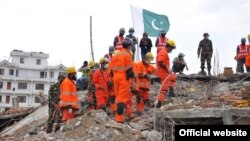 Dokter-dokter Pakistan dan tim SAR berupaya menyelamatkan para korban gempa di Nepal (Foto: dok).