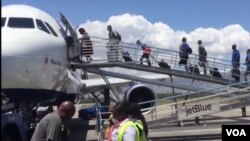 Passengers board JetBlue flight from Port-au-Prince to Fort Lauderdale, Florida, April 18, 2020. (VOA Creole/Yves Manuel)
