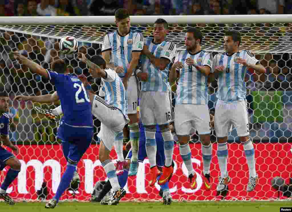 Bosnia&#39;s Izet Hajrovic takes a free kick during the 2014 World Cup Group F soccer match against Argentina at the Maracana stadium, in Rio de Janeiro, June 15, 2014.