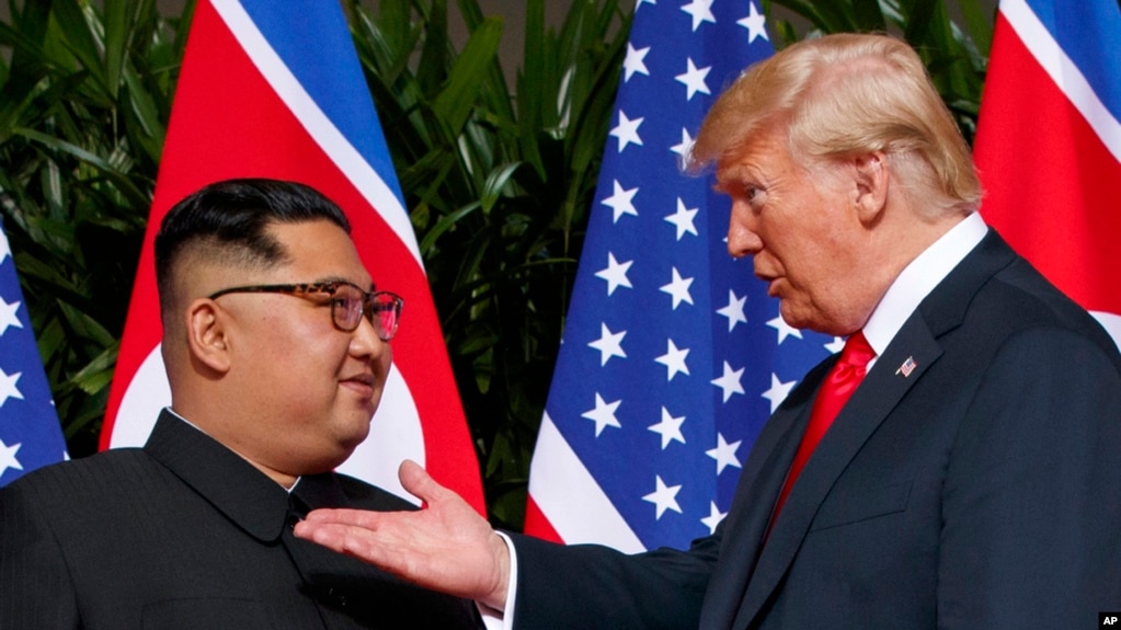 Tổng thống Mỹ Donald Trump (phải) gặp nhà lãnh đạo Triều Tiên Kim Jong Un tại Đảo Sentosa ở Singapore, ngày 12/6/2018. 