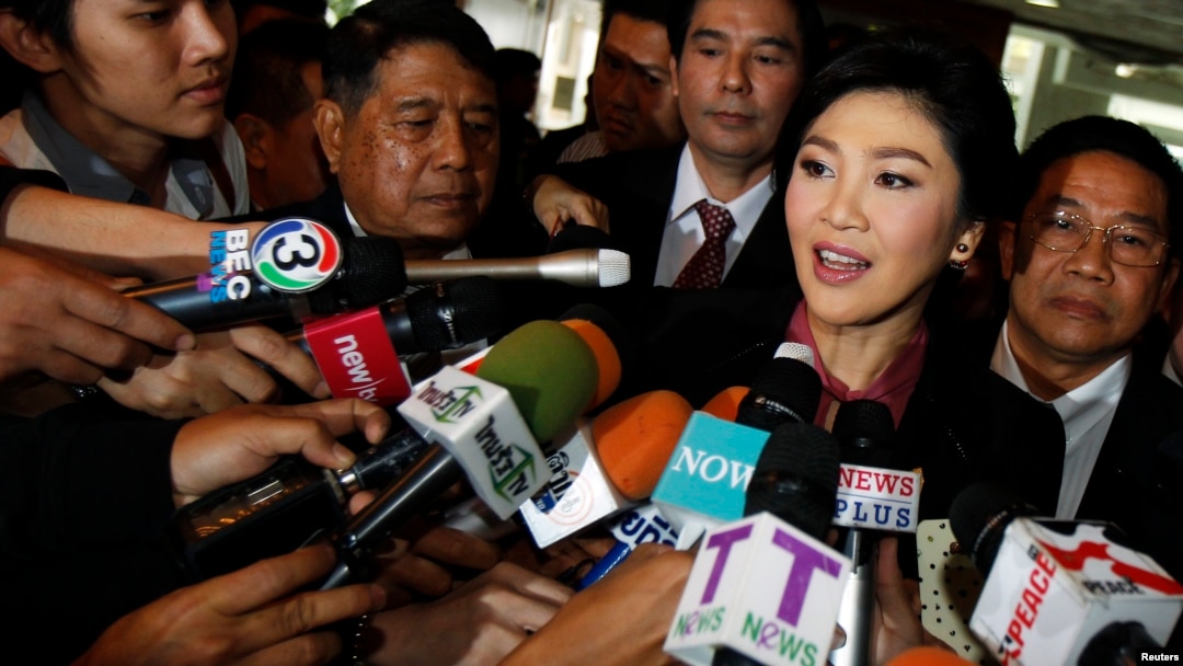 Mantan Perdana Menteri Thailand Yingluck Shinawatra berbicara pada wartawan di gedung Parlemen di Bangkok (9/5). (Reuters/Chaiwat Subprasom)