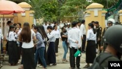 Students of BAC II examination hung around the examination center after finishing taking their exams, Phnom Penh, Cambodia, August 18, 2018. (Ty Aulissa/VOA Khmer) 