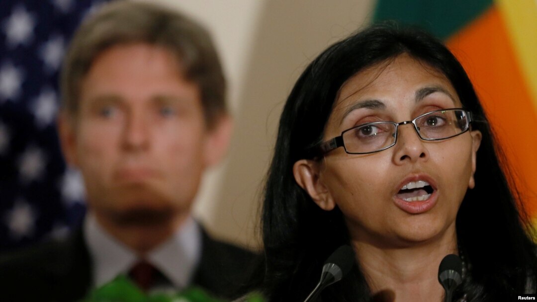 Dua pejabat Deplu AS, Tom Malinowski (kiri) dan Nisha Biswal berbicara kepada media di Kolombo, Sri Lanka, Selasa (12/7). AS memuji langkah-langkah rekonsiliasi di negara itu. 