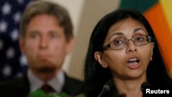 Dua pejabat Deplu AS, Tom Malinowski (kiri) dan Nisha Biswal berbicara kepada media di Kolombo, Sri Lanka, Selasa (12/7). AS memuji langkah-langkah rekonsiliasi di negara itu. 