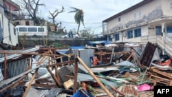 Puing-puing bangunan tampak berserakan di salah satu area di Mamoudzou setelah topan Chido melanda Kepulauan Mayotte, wilayah teritori Prancis di Samudra Hindia, pada 14 Desember 2024. (Foto: AFP/Daniel Mouhamadi)