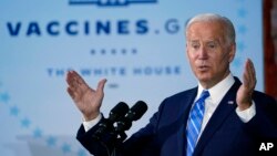 El presidente Joe Biden habla sobre las vacunas COVID-19 después de recorrer un sitio de construcción de Clayco Corporation para un centro de datos de Microsoft en Elk Grove Village, Illinois, el 7 de octubre de 2021.