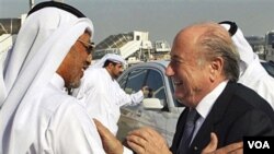 Presiden FIFA Sepp Blatter, kanan, disambut oleh Presiden AFC Mohammed bin Hammam ketika tiba di bandara Doha untuk kunjungan resmi ke Qatar 16 Desember 2010.