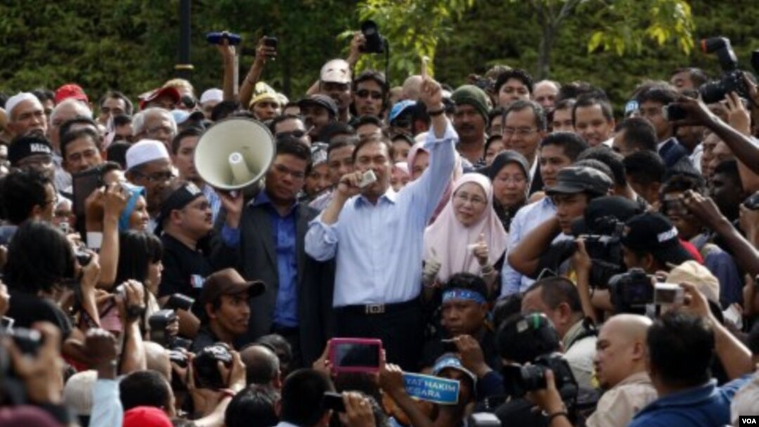 Pemimpin oposisi Malaysia, Anwar Ibrahim berbicara kepada para pendukungnya di luar pengadilan Malaysia di Kuala Lumpur (9/1).