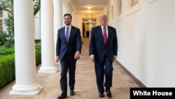 جی‌دی ونس، معاون رئیس‌جمهوری آمریکا، در کنار پرزیدنت دونالد ترامپ