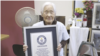 Shitsui Hakoishi, de 108 años, posa con el certificado de Guinness World Records que la reconoce como la barbera más anciana del mundo, en su barbería de Nakagawa, en la prefectura de Tochigi, en el este de Japón, el miércoles 5 de marzo de 2025. AP