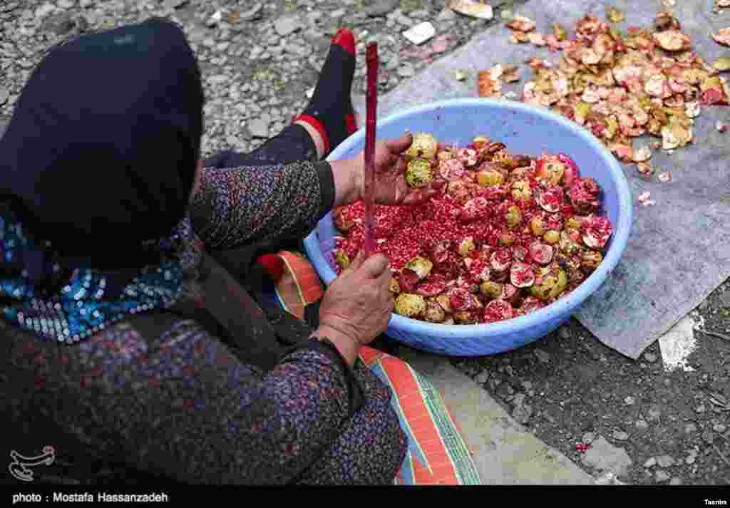 پخت ترشی انار در کردکوی در شرق استان گلستان. عکس: مصطفی حسن زاده