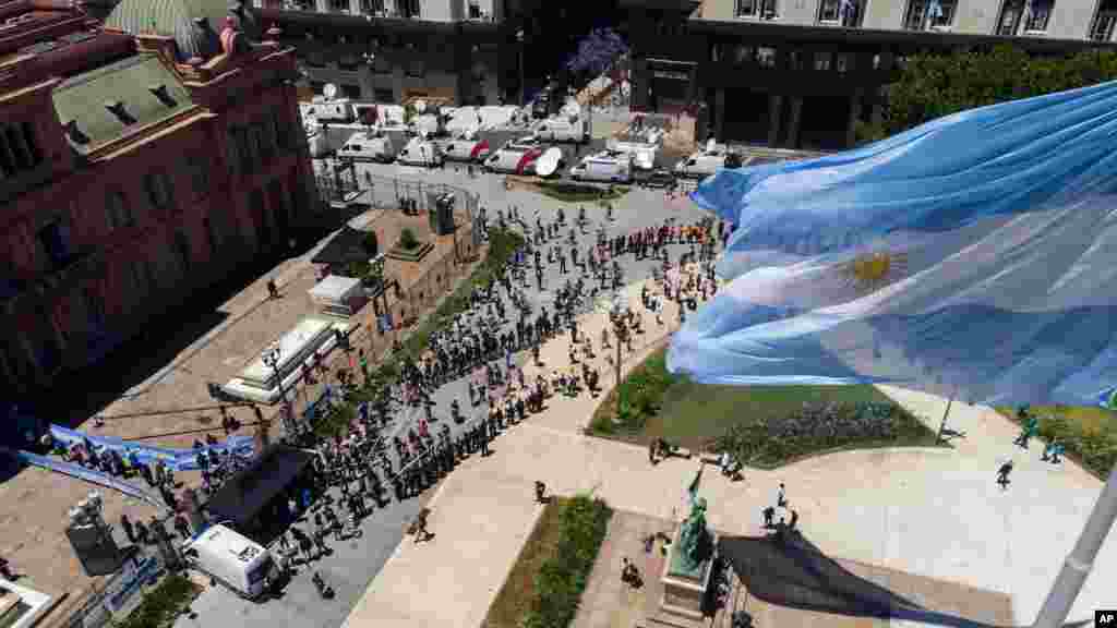 مردم برای ادای احترام به مارادونا پیش از خاک سپاری در پایتخت آرژانتین ادای احترام می‌کنند. 