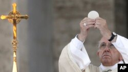 Le pape François au cours d’une célébration eucharistique à la basilique Sainte Marie Majeure à Rome, 18 juin 2017.