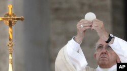 Le pape François au cours d’une célébration eucharistique à la basilique Sainte Marie Majeure à Rome, 18 juin 2017.