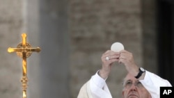 Le pape François au cours d’une célébration eucharistique à la basilique Sainte Marie Majeure à Rome, 18 juin 2017.