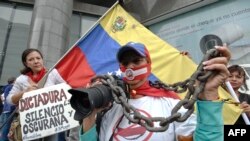 Trabajadores de los medios de comunicación y periodistas participan en una manifestación frente a las oficinas de las Naciones Unidas en Caracas el 3 de mayo de 2016 exigiendo más libertad para la prensa en el Día Mundial de la Libertad de Prensa.