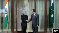 Thủ tướng Ấn Độ Manmohan Singh (trái) và vị tương nhiệm của Pakistan Yousuf Raza Gilani gặp nhau bên lề bên lề hội nghị thượng đỉnh của các nhà lãnh đạo Nam Á ở Bhutan