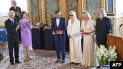 Anggota grup musik ABBA menerima Penghargaan "Vasa Kerajaan" dari Raja Swedia Carl XVI Gustaf (kiri) dan Ratu Silvia dari Swedia (kedua dari kiri) dalam sebuah upacara di Istana Kerajaan Stockholm, 31 Mei 2024.