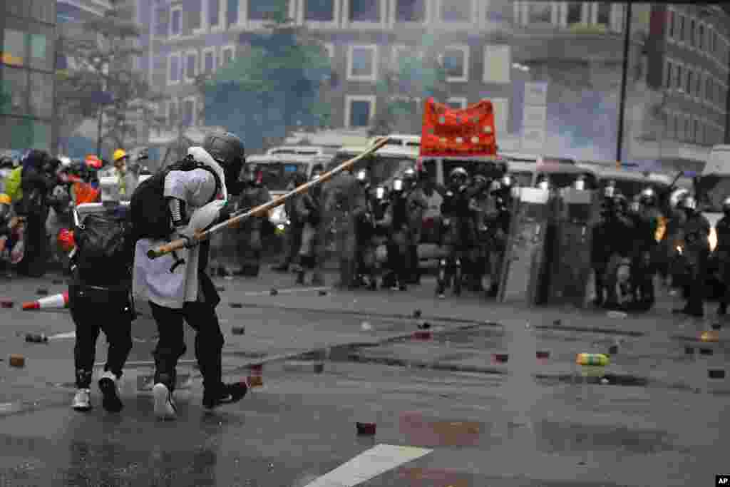 香港抗议者使用竹竿对抗防暴警察。(2019年8月25日)